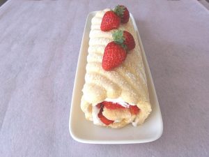 4/5 「苺のロールケーキ」 会場:アトリエ・ウィークエンド(中央市山之神)